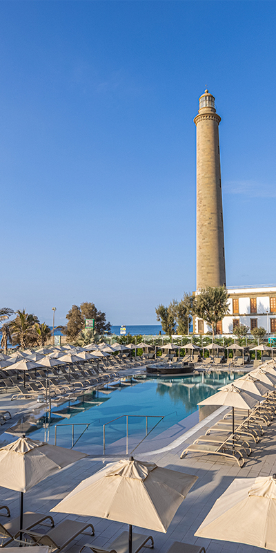  Vista general de la piscina principal del Hotel Faro, a Lopesan Collection Hotel en Gran Canaria 